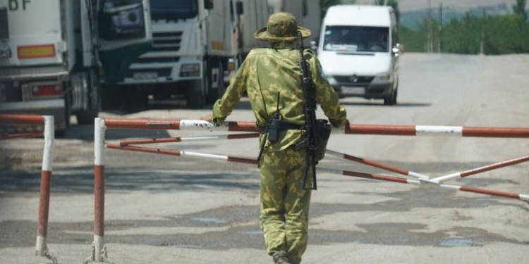 Трое жителей Исфары подозреваются в контрабанде крупной партии кроссовок из Кыргызстана