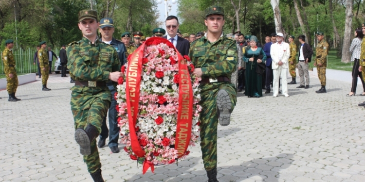 В Душанбе почтили память погибших казахстанских миротворцев