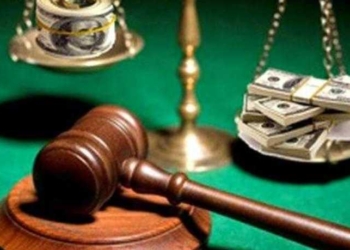На севере Таджикистана секретарь суда и судебный пристав попали под суд