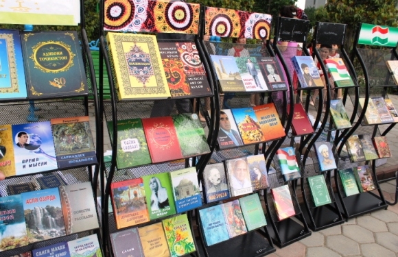 В Таджикистане проводится книжная лотерея. Победителей ждут денежные и вещевые призы