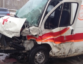 В Худжанде в ДТП попала машина скорой помощи из Канибадама