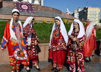 Свыше 12 тыс. женщин, облаченных в «чакан», прошествуют по улицам Куляба
