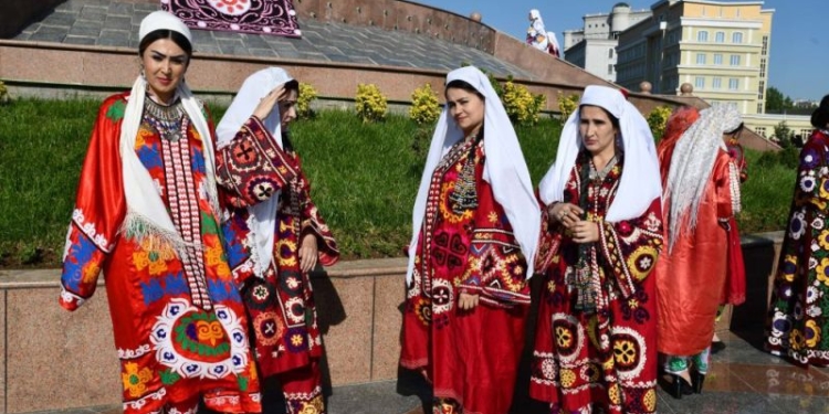 Свыше 12 тыс. женщин, облаченных в «чакан», прошествуют по улицам Куляба
