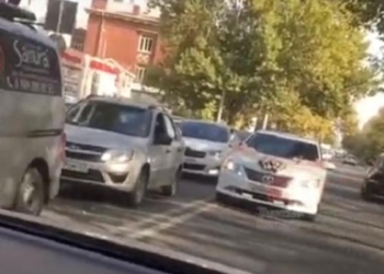 В Душанбе сотрудники ГАИ наказали водителей крутых машин из свадебного кортежа