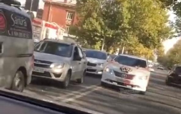 В Душанбе сотрудники ГАИ наказали водителей крутых машин из свадебного кортежа