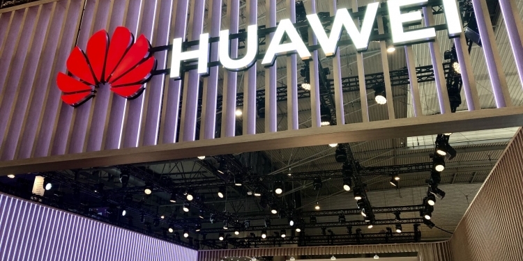 Доходы Huawei выросли на 23%