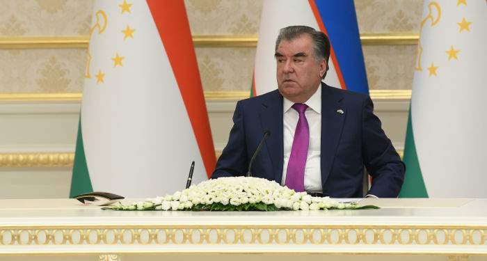 Эмомали Рахмон вручил государственные награды представителям различных профессий