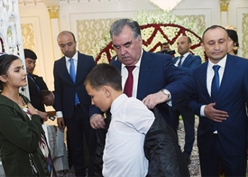 Президент вручил подарки еще 100 детям-сиротам Согда