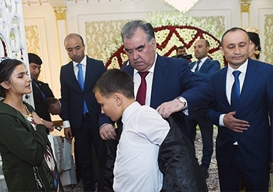 Президент вручил подарки еще 100 детям-сиротам Согда