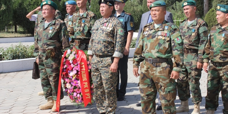 В Душанбе чествовали участников автопробега, стартовавшего в Казахстане