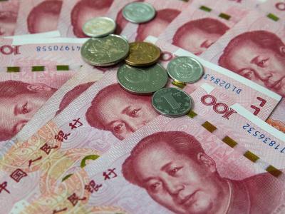 epa07757513 Chinese 100 yuan or renminbi (RMB) notes and coins in Beijing, China, 05 August 2019. China's Yuan fell below the key level of seven to the US Dollar for the first time in eleven years, following the last week's US President Donald Trump's threat for more tariff on Chinese goods, according to media reports on 05 August 2019.  EPA-EFE/ROMAN PILIPEY