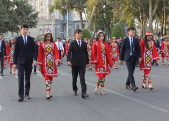 В Душанбе прошел фестиваль «Сияние красок» (видео)