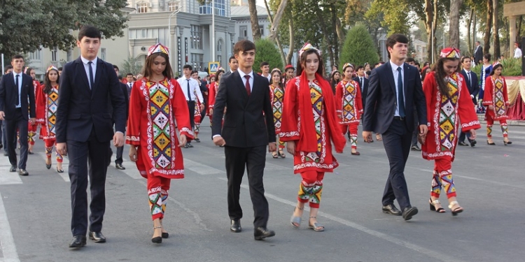 В Душанбе прошел фестиваль «Сияние красок» (видео)
