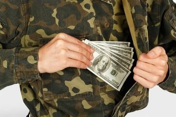 В Душанбе по подозрению в получении взятки задержан сотрудник службы охраны МВД
