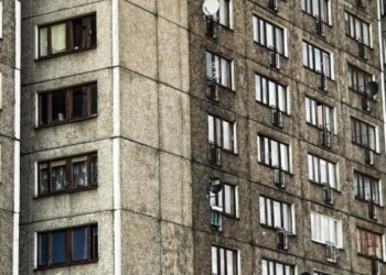 2-летний сын мигрантов из Таджикистана разбился насмерть, выпав из окна в Санкт-Петербурге