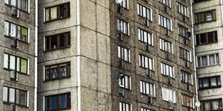 2-летний сын мигрантов из Таджикистана разбился насмерть, выпав из окна в Санкт-Петербурге