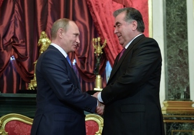 Эмомали Рахмон поздравил Владимира Путина с днем рождения