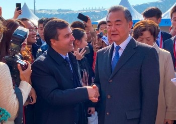 Глава МИД КНР посетил павильон Таджикистана в Пекине