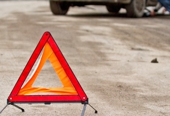 В Шахристане машина врезалась в дерево Погибли два человека