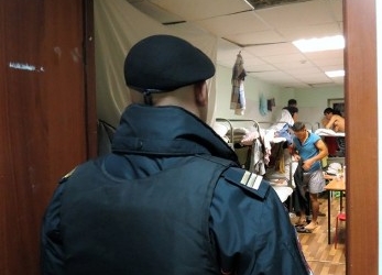 В Балашихе двух полицейских уволили после избиения мигрантов