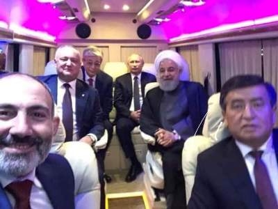 Никол Пашинян решил сделать селфи с участниками саммита ЕАЭС