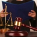В Душанбе по подозрению в мошенничестве задержана женщина-судья