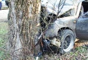 В Б.Гафуровском районе иномарки врезалась в дерево. Погибли два человека