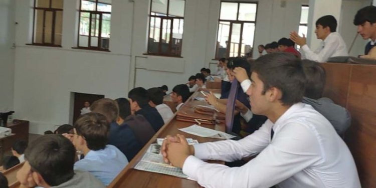 Поступить в ВУЗ, оплатить учебу, получить диплом, чтобы стать мигрантом