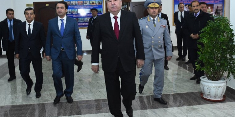 Президент открыл новое здание для борцов с коррупцией и подарил им компьютеры