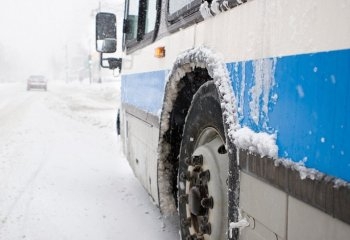 В Казахстане автобус с гражданами Таджикистана съехал в кювет. Людей спасли