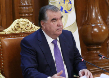 Президент снял с должности главу суда города Гулистон за поступок, порочащий честь судьи