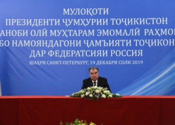 Э.Рахмон встретился в Санкт-Петербурге с таджикскими мигрантами и студентами