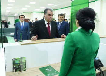 Эмомали Рахмон открыл  новое здание Амонатбанка.Фото: пресс-служба президента РТ