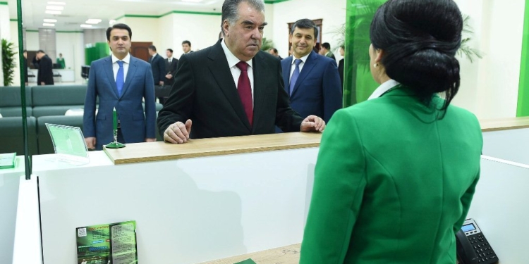 Эмомали Рахмон открыл  новое здание Амонатбанка.Фото: пресс-служба президента РТ