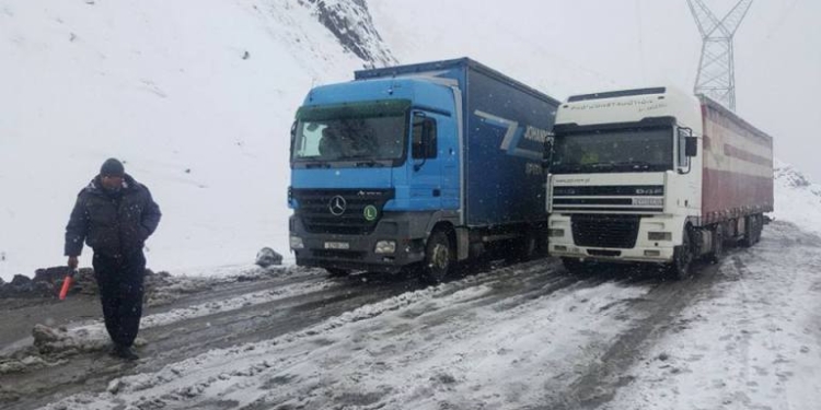 На автодороге Душанбе-Худжанд эвакуированы более 100 человек