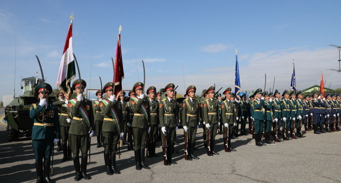 Таджикские военнослужащие примут участие в параде в честь 75-й годовщины Победы в ВОВ