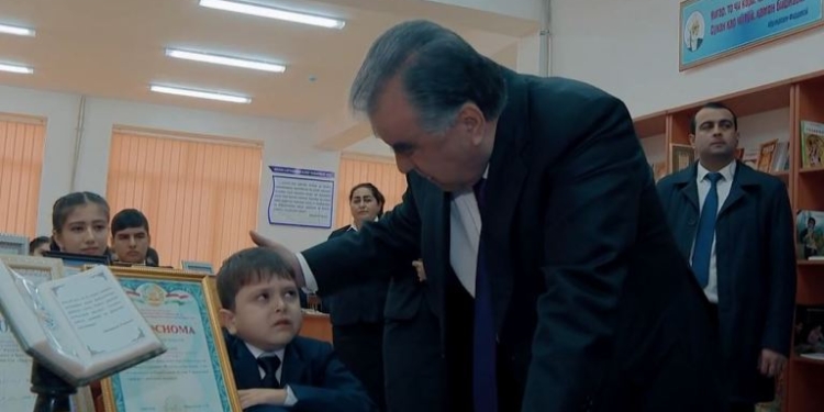 Мальчика, пожаловавшегося Эмомали Рахмону на свое здоровье, госпитализировали (видео)