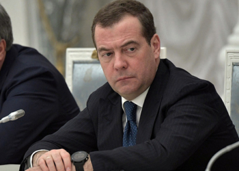 Правительство РФ во главе с Медведевым подало в отставку после послания Путина