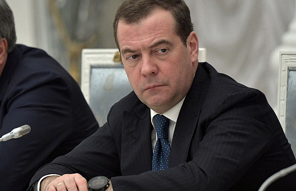 Правительство РФ во главе с Медведевым подало в отставку после послания Путина