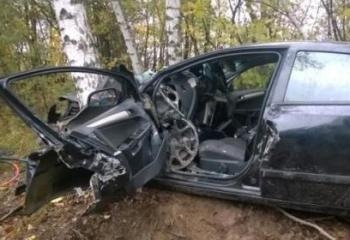 На севере Таджикистана машина врезалась в дерево. Погиб человек