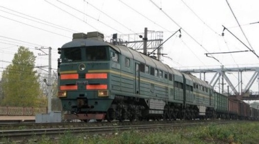 На севере Таджикистана тепловоз столкнулся с автомобилем. Пассажир погиб