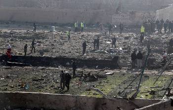 epa08111933 Officials inspect the wreckage site after an Ukraine International Airlines Boeing 737-800 carrying 176 people crashed near Imam Khomeini Airport in Tehran, killing everyone on board, in Shahriar, Iran, 08 January 2020.  EPA-EFE/ABEDIN TAHERKENAREH
