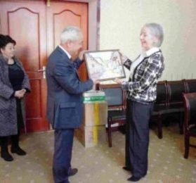 Французских женщин ознакомят с таджикской национальной женской одеждой