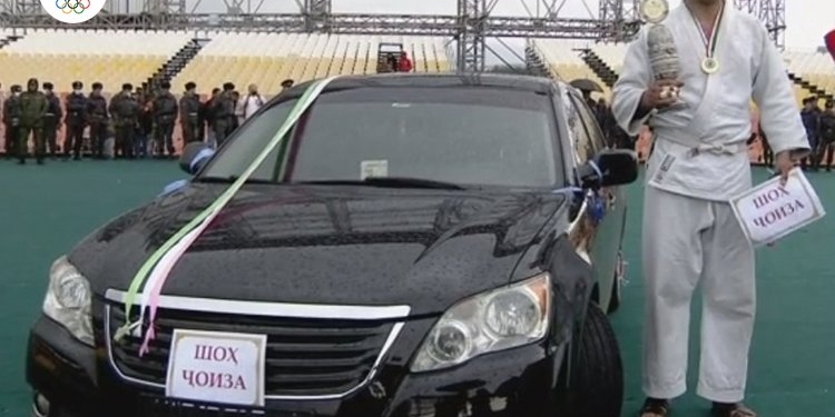 Темур Рахимов завоевал главный приз борцовского турнира в Душанбе — автомобиль