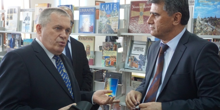 Украина вручила партию книг Национальной библиотеке Таджикистана