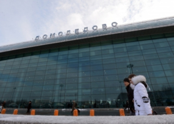 Мигрантов выгнали из здания аэропорта Домодедово в холод. МИД — в курсе