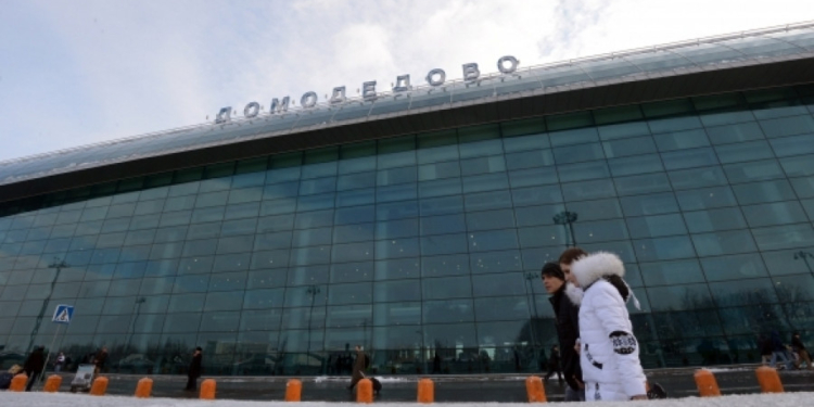 Мигрантов выгнали из здания аэропорта Домодедово в холод. МИД — в курсе