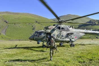 Вертолеты Ми-8 провели высадку разведгрупп на учениях в горах Таджикистана
