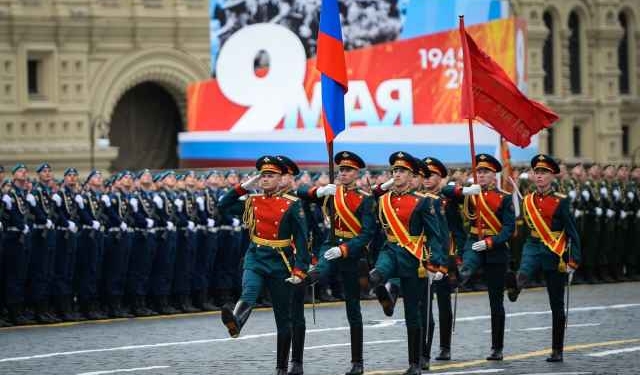 Путин отложил проведение парада Победы