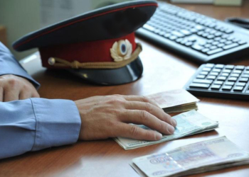 В Согде по подозрению в мошенничестве задержаны следователь и оперативник